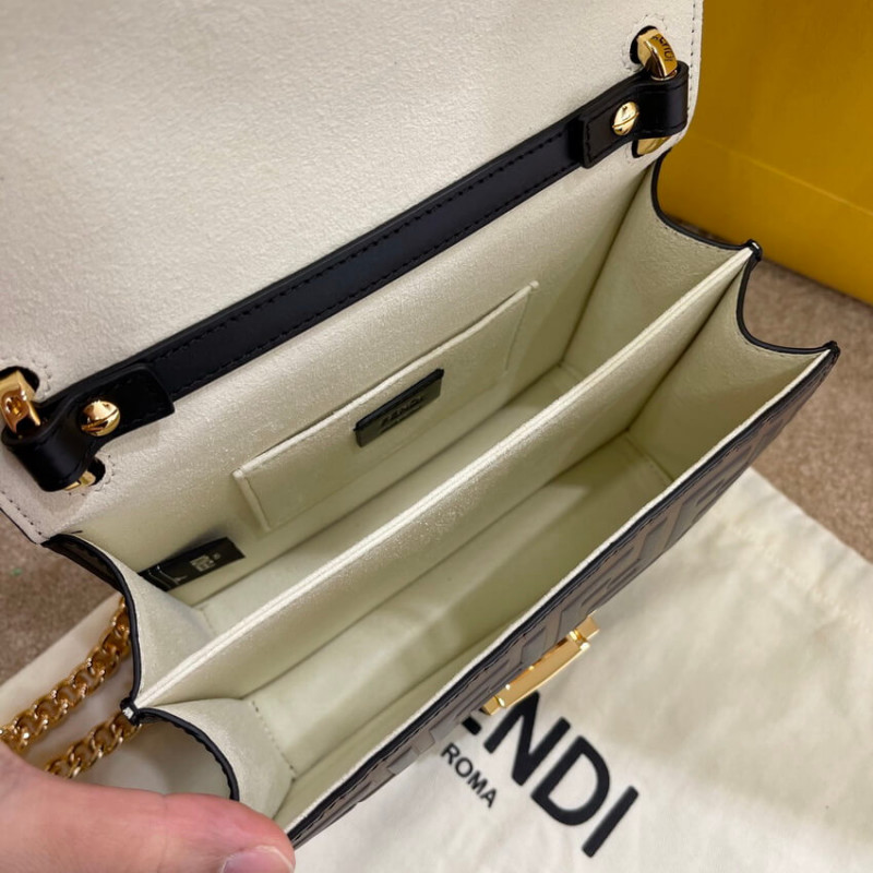 Fendi kan u Bolsa pequeña con logotipo de FF en relieve 8M0417-11