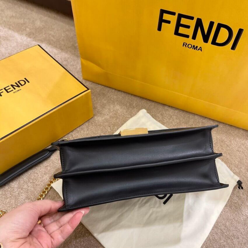 Fendi kan u Bolso de hombro de cuero mediano 8M5327-8