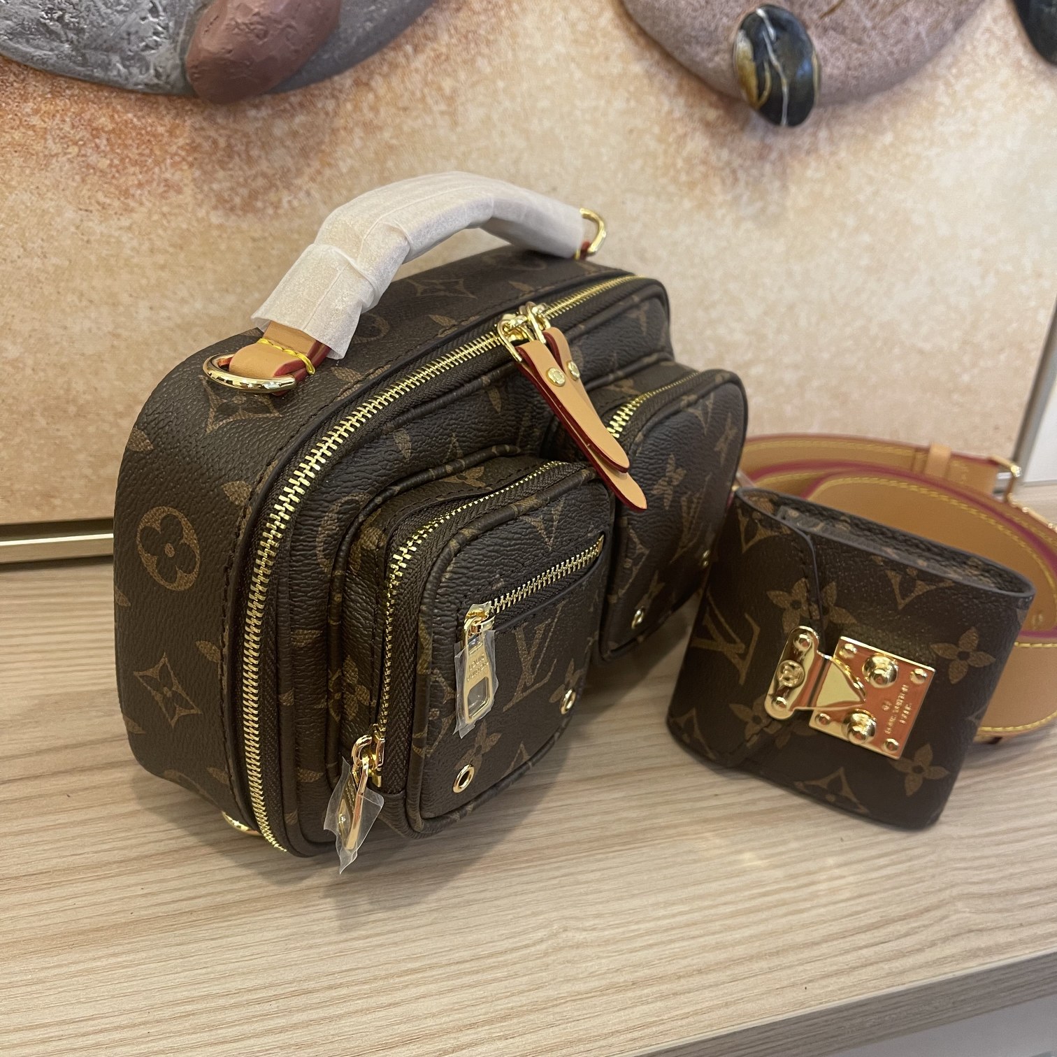 Louis Vuitton Sporty Utility Crossbody Bolsa- Correa de cuero-1