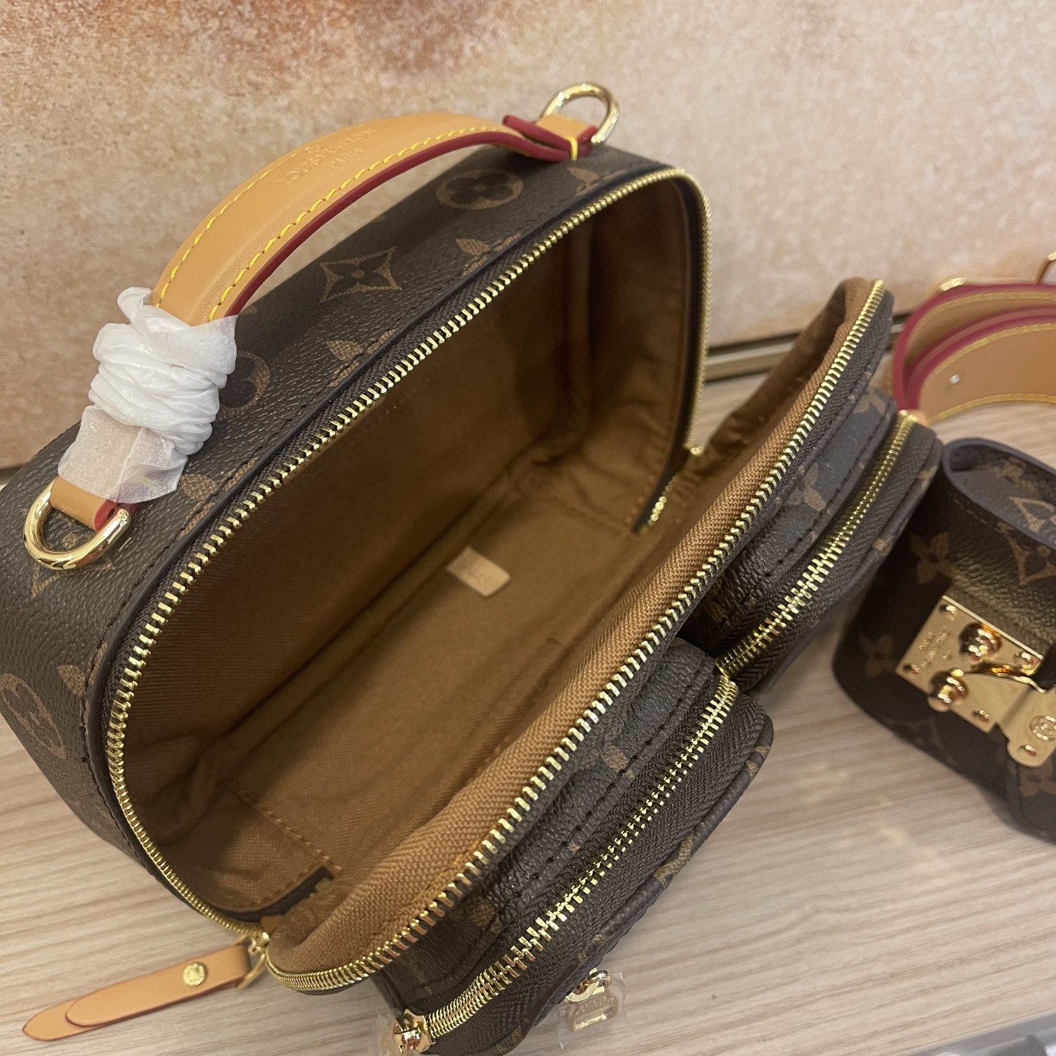 Louis Vuitton Sporty Utility Crossbody Bolsa- Correa de cuero-5