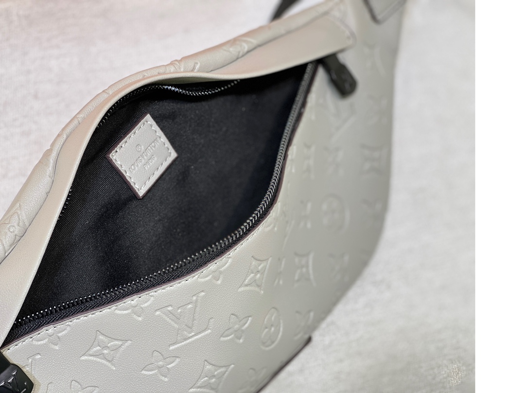 Louis Vuitton Discovery BumBolsa PM-5