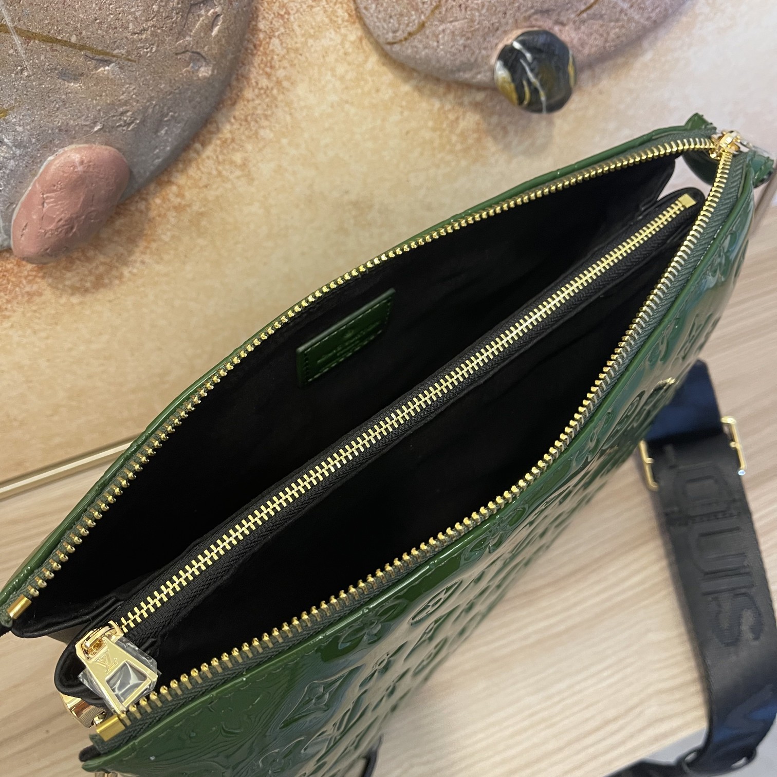Louis Vuitton Coussin PM Patent Leather- Negro/Verde-8