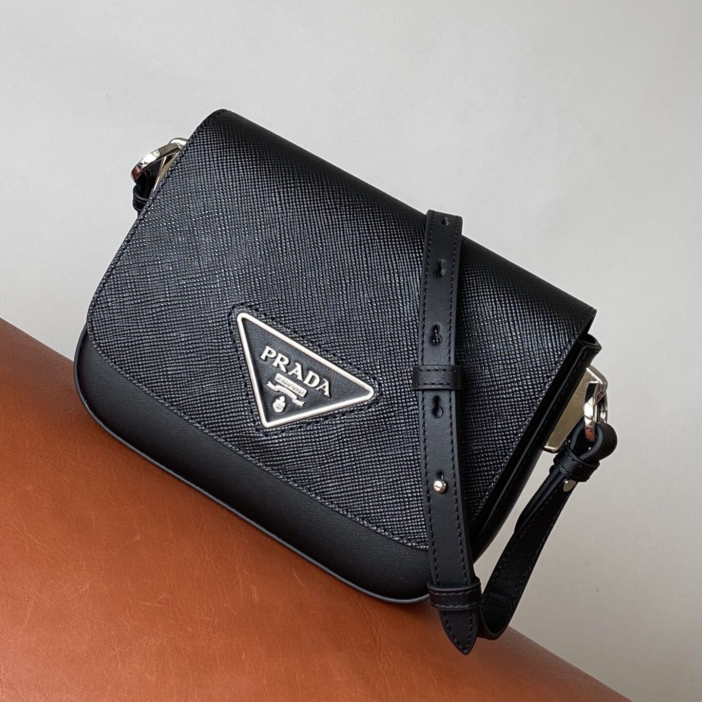 bolso de hombro de identidad de cuero prada saffiano-1