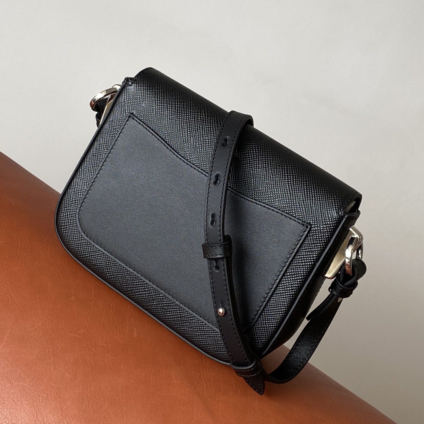 bolso de hombro de identidad de cuero prada saffiano-3